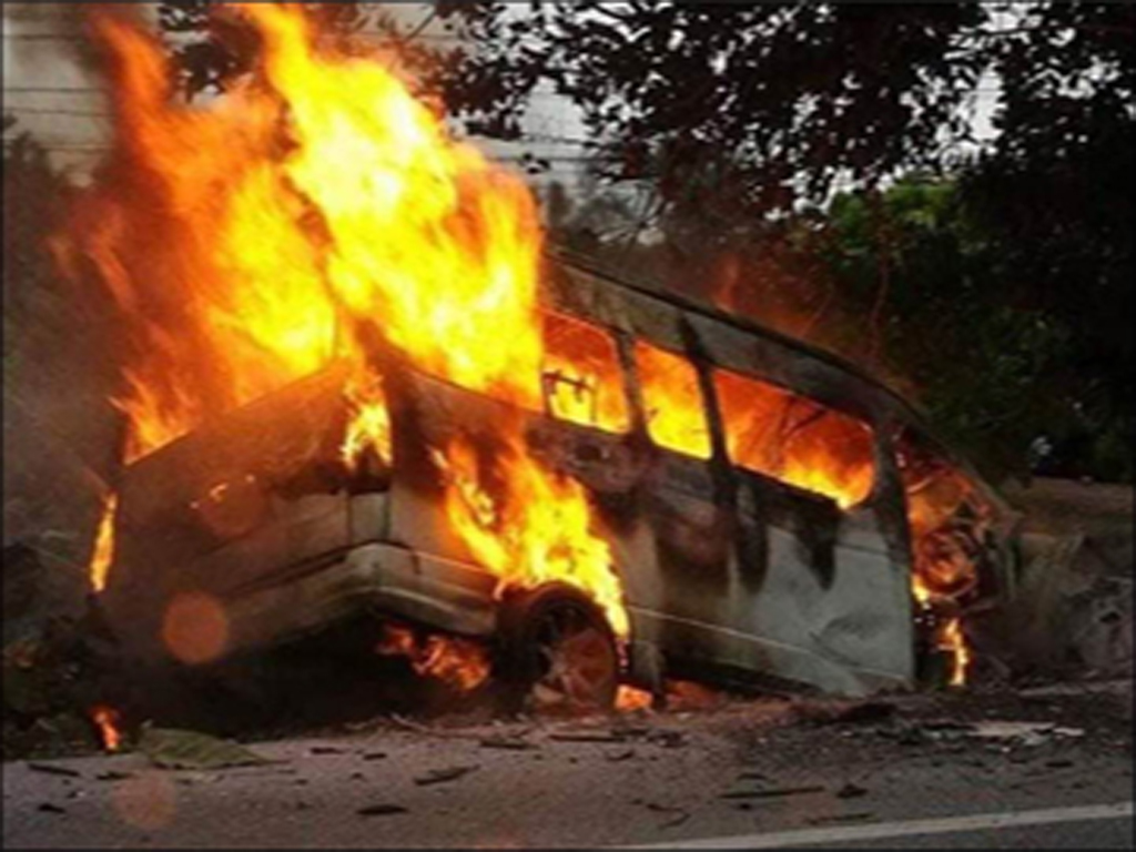 ထိုင်းနိုင်ငံ ခေါင်ခွပ်မြို့နယ် လံစီခုံဒစ်(ချ်)ကျေးရွာအနီး၌ Toyota Commuter ယာဉ်မှာ လမ်းဘေးသစ်ပင်အား ဝင်ရောက်တိုက်မိ မီးလောင်ကျွမ်း
