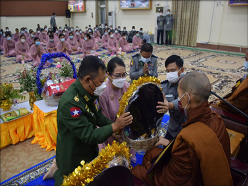 ဆရာတော်ထံ နိုင်ငံတော်စီမံအုပ်ချုပ်ရေးကောင်စီအဖွဲ့ဝင် ပြည်ထဲရေးဝန်ကြီးဌာန၊ ပြည်ထောင်စုဝန်ကြီး ဒုတိယဗိုလ်ချုပ်ကြီးစိုထွဋ်နှင့် ဇနီးတို့က လှူဖွယ်ပစ္စည်းများ ဆက်ကပ်လှူဒါန်းစဉ်။