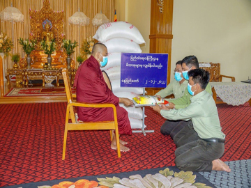 ပြည်ထဲရေးဝန်ကြီးဌာန မိသားစုများက ဆွမ်းဆန်တော်နှင့်ဆန်ကြာဆံများ ဆက်ကပ်လှူဒါန်းခြင်းများဆောင်ရွက်