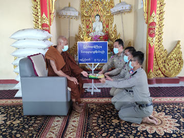 ပြည်ထဲရေးဝန်ကြီးဌာန မိသားစုများက ဆွမ်းဆန်တော်နှင့်ဆန်ကြာဆံများ ဆက်ကပ်လှူဒါန်းခြင်းများဆောင်ရွက်