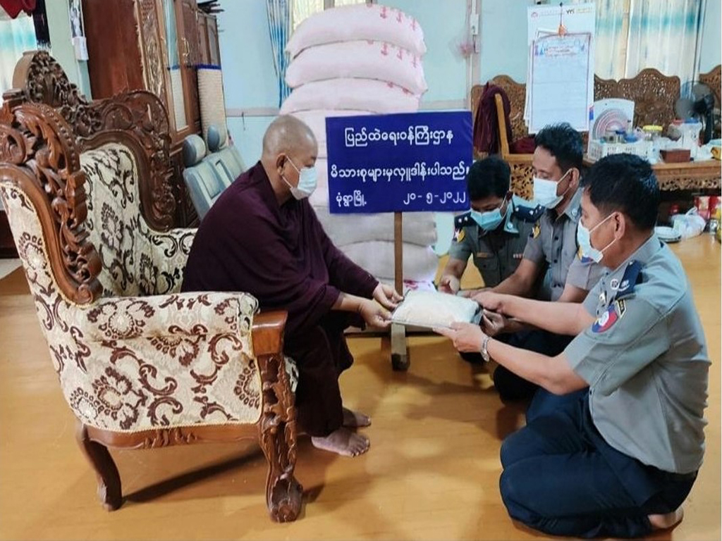 ပြည်ထဲရေးဝန်ကြီးဌာန မိသားစုများက ဆွမ်းဆန်တော် လှူဒါန်းခြင်းများ ဆောင်ရွက်