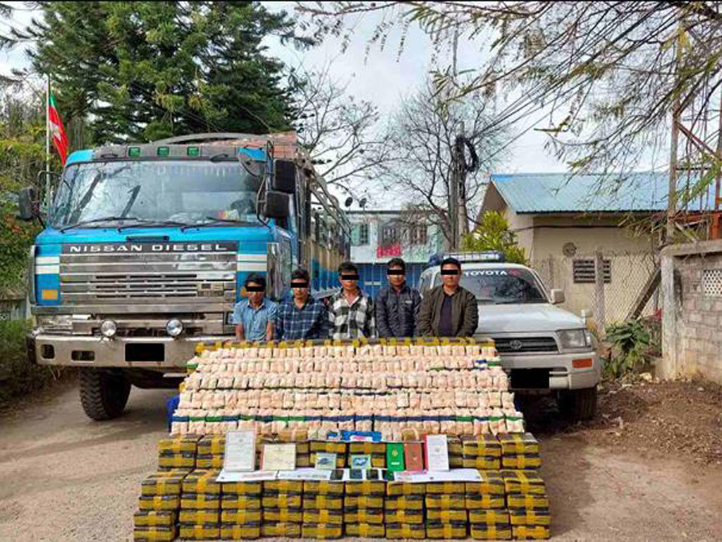 ကျော်စံမင်း၊ ဇော်မင်းဦး၊ အောင်ဗလ၊ အောင်နိုင်နှင့် ဖိုးဇော်တို့ကို သိမ်းဆည်းရမိသည့် မူးယစ်ဆေးဝါးများနှင့်အတူ တွေ့ရစဉ်