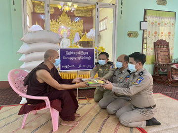 ပြည်ထဲရေးဝန်ကြီးဌာန မိသားစုများက ဆွမ်းဆန်တော်နှင့်ဆန်ကြာဆံများ ဆက်ကပ်လှူဒါန်းခြင်းများဆောင်ရွက်