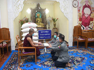 ပြည်ထဲရေးဝန်ကြီးဌာန မိသားစုများက ဆွမ်းဆန်တော်နှင့်ဆန်ကြာဆံများ ဆက်ကပ်လှူဒါန်းခြင်းများဆောင်ရွက်
