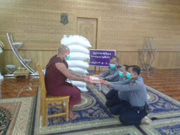 ပြည်ထဲရေးဝန်ကြီးဌာန မိသားစုများက ဆွမ်းဆန်တော်နှင့်ဆန်ကြာဆံများ ဆက်ကပ်လှူဒါန်းခြင်းများဆောင်ရွက်