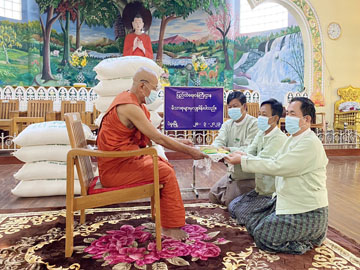 ပြည်ထဲရေးဝန်ကြီးဌာန မိသားစုများက ဆွမ်းဆန်တော်နှင့်ဆန်ကြာဆံများ ဆက်ကပ်လှူဒါန်းခြင်းများဆောင်ရွက်