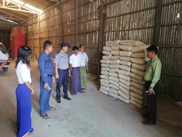 ရန်ကုန်တိုင်းဒေသကြီး၊ သင်္ဃန်းကျွန်းခရိုင်၊ သင်္ဃန်းကျွန်းမြို့နယ်စီမံအုပ်ချုပ်ရေးအဖွဲ့ဥက္ကဋ္ဌ ဦးဆောင်၍ မြို့နယ်အတွင်းရှိ ဆောက်လုပ်ရေးလုပ်ငန်းသုံးပစ္စည်းဆိုင်များအား သတ်မှတ်ဈေးနှုန်းအတိုင်း ရောင်းချမှုရှိ/မရှိ ကွင်းဆင်းစစ်ဆေးမှု မှတ်တမ်းဓာတ်ပုံ။