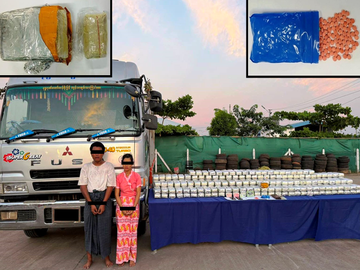 ပြစ်မှုကျူးလွန်သူများအား သိမ်းဆည်းရမိသည့် စိတ်ကြွရူးသွပ်ဆေးပြားများနှင့်အတူ တွေ့ရစဉ်။