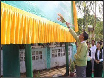မွန်ပြည်နယ်၊ မော်လမြိုင်ခရိုင်၊ မော်လမြိုင်မြို့နယ်၊ အမှတ်(၁)အခြေခံပညာအလယ်တန်း ကျောင်းရှေ့၌ ကျောင်းအပ်နှံရေးဆိုင်ရာ မြေစိုက်ပိုစတာ စိုက်ထူခြင်းအခမ်းအနား ကျင်းပမှု မှတ်တမ်းဓာတ်ပုံ။