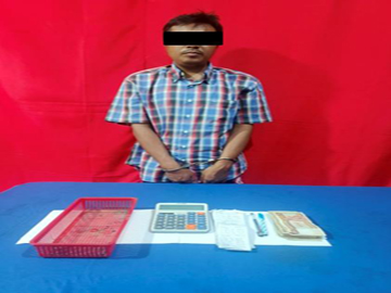 ရန်ကုန်တိုင်းဒေသကြီး၊ အင်းစိန်မြို့နယ်၌ တရားမဝင်နှစ်လုံးထီ လောင်းကစားပြုလုပ်သူ အောင်ကိုကိုမင်း(ခ)အောင်ကိုနှင့် သက်သေခံပစ္စည်းများ မှတ်တမ်းဓာတ်ပုံ။