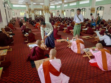 ရန်ကုန်တိုင်းဒေသကြီး၊ မင်္ဂလာဒုံခရိုင်၊ ရွှေပြည်သာမြို့နယ်၊ သာသနာ့ဗိမာန်တော်၌ ၂၀၂၅ ခုနှစ်၊ ပါဠိပထမပြန်စာမေးပွဲ ကျင်းပမှု မှတ်တမ်းဓာတ်ပုံ။