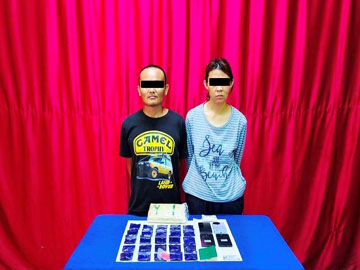 ပြစ်မှုကျူးလွန်သူများအား ဖမ်းဆီးရမိသည့် စိတ်ကြွရူးသွပ်ဆေးပြားများနှင့်အတူ တွေ့ရစဉ်။