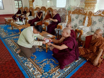 ရန်ကုန်တိုင်းဒေသကြီး၊ မင်္ဂလာဒုံခရိုင်၊ ရွှေပြည်သာမြို့နယ်၊ အမှတ်(၆)ရပ်ကွက်၊ သာသနာ့ဗိမာန်တော်၌ ၂၀၂၅ ခုနှစ်၊ ပါဠိပထမပြန်စာမေးပွဲ ဖြေဆိုနေသည့် သံဃာတော်များအား အအေးနှင့် ရေသန့်ဗူးများ ဆက်ကပ်လှူဒါန်းမှု မှတ်တမ်းဓာတ်ပုံ။