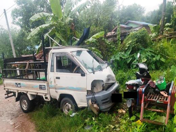 ရန်ကုန်တိုင်းဒေသကြီး၊ ကော့မှူးမြို့နယ်၌ မော်တော်ယာဉ်မှ အရှိန်မထိန်းနိုင်ဘဲ လမ်းဘေးရပ်တန့် ထားသည့် ဘေးတွဲဆိုင်ကယ်အား ဝင်ရောက်တိုက်မိခဲ့မှုကြောင့် ကလေးငယ် ငါးဦးနှင့် အမျိုးသမီး တစ်ဦး ထိခိုက်ဒဏ်ရာရရှိမှု မှတ်တမ်းဓာတ်ပုံ။
