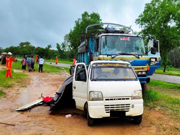 ပဲခူးတိုင်းဒေသကြီး၊ ဒိုက်ဦးမြို့နယ်၊ ရန်ကုန်-မန္တလေးအမြန်လမ်းမကြီး၌ ကုန်တင်မော်တော်ယာဉ်မှ အရှိန်မထိန်းနိုင်ဘဲ ၎င်းအရှေ့မှ မောင်းနှင်နေသည့် မော်တော်ယာဉ်အား ဝင်ရောက်တိုက်မိခဲ့မှု မှတ်တမ်းဓာတ်ပုံ။
