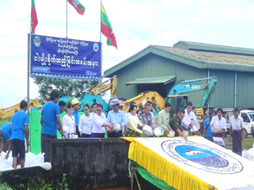 ရန်ကုန်တိုင်းဒေသကြီး၊ ဒဂုံမြို့သစ်ခရိုင်၊ ဒဂုံမြို့သစ်(အရှေ့ပိုင်း)မြို့နယ်၊ တောင်တလုပ်ရပ်ကွက်၊ ငမိုးရိပ်ရေထိန်းတံခါး၌ ငါးမျိုးစိုက်ထည့်ခြင်း အခမ်းအနား ကျင်းပမှု မှတ်တမ်းဓာတ်ပုံ။