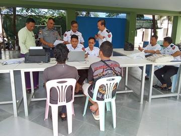 မြန်မာနိုင်ငံအတွင်းသို့ တရားမဝင် ဝင်ရောက်လာသည့် ပြည်ပနိုင်ငံသား နှစ်ဦးအား ထပ်မံစစ်ဆေး ဖော်ထုတ်ထိန်းသိမ်းမှု မှတ်တမ်းဓာတ်ပုံ။