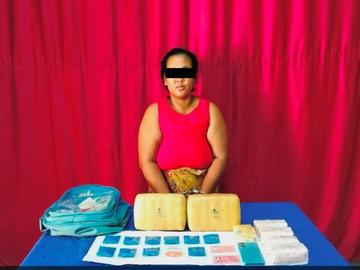 ပြစ်မှုကျူးလွန်သူအား ဖမ်းဆီးရမိသည့် စိတ်ကြွရူးသွပ်ဆေးပြားများနှင့်အတူ တွေ့ရစဉ်။
