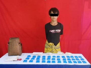 ပြစ်မှုကျူးလွန်သူအား ဖမ်းဆီးရမိသည့် စိတ်ကြွရူးသွပ်ဆေးပြားများနှင့်အတူ တွေ့ရစဉ်။
