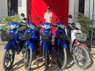 ရှမ်းပြည်နယ်၊ တာချီလိတ်မြို့နယ်၌ လိုင်စင်မဲ့ မော်တော်ဆိုင်ကယ်များအား တရားမဝင်သယ်ဆောင်သူ အမျိုးသား တစ်ဦးအား ဖမ်းဆီးအရေးယူမှု မှတ်တမ်းဓာတ်ပုံ။