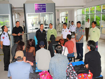 မြန်မာနိုင်ငံအတွင်းသို့ နယ်စပ်လမ်းကြောင်းများမှတစ်ဆင့် တရားမဝင် ဝင်ရောက်လာသည့် ပြည်ပနိုင်ငံသား ၁၀ ဦးအား သက်ဆိုင်ရာနိုင်ငံများသို့ ထပ်မံပြည်နှင် လွှဲပြောင်းပေးအပ်မှု မှတ်တမ်းဓာတ်ပုံ။