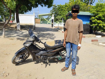 မန္တလေးတိုင်းဒေသကြီး၊ တံတားဦးမြို့နယ်၌ ဆိုင်ကယ်တိမ်းမှောက်မှု ဖြစ်ပွားခဲ့မှုမှ မှတ်တမ်းဓာတ်ပုံ။