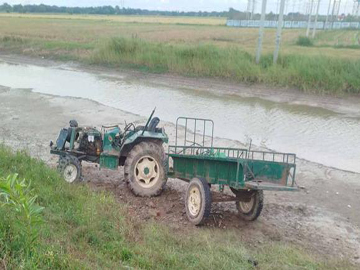 ရန်ကုန်တိုင်းဒေသကြီး၊ ခရမ်းမြို့နယ်၌ ယာဉ်တိမ်းမှောက်မှုဖြစ်စဉ်မှ   လယ်ထွန်စက်နောက်တွဲယာဉ်၏ မှတ်တမ်းဓာတ်ပုံ။