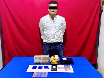 ပြစ်မှုကျူးလွန်သူအား ဖမ်းဆီးရမိသည့် စိတ်ကြွရူးသွပ်ဆေးပြားများနှင့်အတူ တွေ့ရစဉ်။