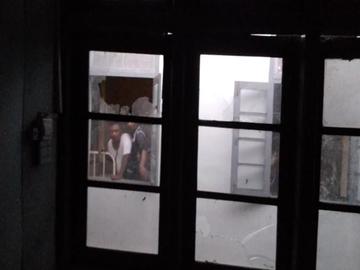 မန္တလေးတိုင်းဒေသကြီး၊ နွားထိုးကြီးမြို့နယ်၌ PDF အမည်ခံ အကြမ်းဖက်သမားများက လက်နက်ကြီးဖြင့် ပစ်ခတ်တိုက်ခိုက်ခဲ့မှုကြောင့် မြို့နယ်ပြည်သူ့ဆေးရုံရှိ လူနာဆောင်ပြတင်းပေါက်မှန် ဗုံးသီးပေါက်ကွဲစ  ထိမှန်ပျက်စီးမှု မှတ်တမ်းဓာတ်ပုံ။