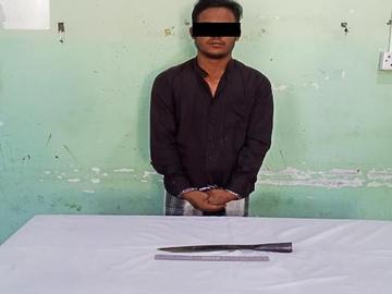 ပြည်ထောင်စုနယ်မြေ၊ နေပြည်တော်၊ ပျဉ်းမနားမြို့နယ်၌ ဓားဦးချွန် ကိုင်ဆောင်သူ  အမျိုးသား တစ်ဦးအား ဖမ်းဆီးအရေးယူမှု မှတ်တမ်းဓာတ်ပုံ။