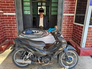 မန္တလေးတိုင်းဒေသကြီး၊ ပြင်ဦးလွင်မြို့နယ်၌ လျှပ်စစ်မီးကြိုးများ ဖြတ်တောက်ခိုးယူသူ  အမျိုးသား တစ်ဦးအား ဖမ်းဆီးအရေးယူမှု မှတ်တမ်းဓာတ်ပုံ။