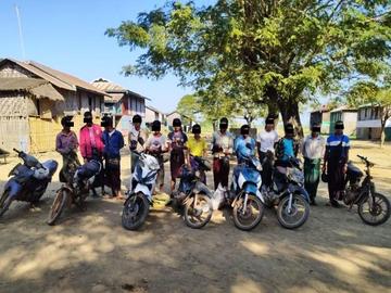 ပဲခူးတိုင်းဒေသကြီး၊ မင်းလှမြို့နယ်၌ ကြက်တိုက်လောင်းကစား  ပြုလုပ်သူများအား ဖမ်းဆီးအရေးယူမှု မှတ်တမ်းဓာတ်ပုံ။