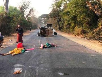 မကွေးတိုင်းဒေသကြီး၊ အောင်လံမြို့နယ်၌ ယာဉ်တိမ်းမှောက်မှုဖြစ်ပွား၍ အမျိုးသမီး နှစ်ဦး သေဆုံးကာ အမျိုးသား တစ်ဦးနှင့် ကလေး တစ်ဦး ထိခိုက်ဒဏ်ရာရရှိမှု မှတ်တမ်းဓာတ်ပုံ။