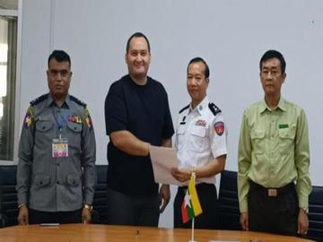 အွန်လိုင်းလိမ်လည်မှု (Telecom Fraud) နှင့် ဒုစရိုက်မှုလုပ်ငန်းများတွင် ဆက်စပ်ပါဝင်ခဲ့ကြသည့်  ပြည်ပနိုင်ငံသား သုံးဦးအား မြန်မာ-ထိုင်း အမှတ်(၂)ချစ်ကြည်ရေးတံတားမှတစ်ဆင့်  သက်ဆိုင်ရာနိုင်ငံများသို့ ထပ်မံလွှဲပြောင်းပေးအပ်မှု မှတ်တမ်းဓာတ်ပုံ။