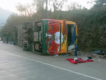 မန္တလေးတိုင်းဒေသကြီး၊ သာစည်မြို့နယ်၌ ခရီးသည်တင်မော်တော်ယာဉ် တိမ်းမှောက်မှုဖြစ်စဉ်မှ မော်တော်ယာဉ်၏ မှတ်တမ်းဓာတ်ပုံ။