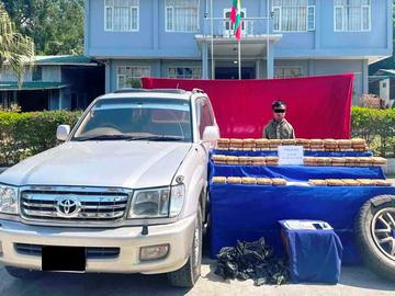 ပြစ်မှုကျူးလွန်သူအား ဖမ်းဆီးရမိသည့် စိတ်ကြွရူးသွပ်ဆေးပြားများနှင့်အတူ တွေ့ရစဉ်။