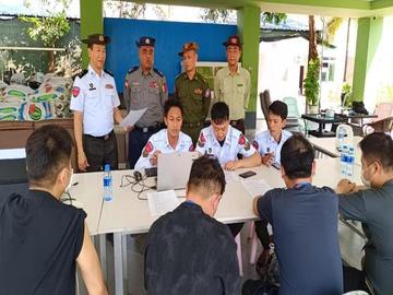 အွန်လိုင်းလိမ်လည်မှု (Telecom Fraud) လုပ်ငန်းများအား ဆက်လက်စစ်ဆေး ဆောင်ရွက်လျက်  ရှိပြီး တရုတ်နိုင်ငံသား ငါးဦးအား ထပ်မံဖော်ထုတ်ထိန်းသိမ်းနိုင်ခဲ့ကာ ပြည်နှင်နိုင်ရေး စစ်ဆေးမှု မှတ်တမ်းဓာတ်ပုံ။