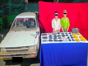 ပြစ်မှုကျူးလွန်သူများ ဖမ်းဆီးရမိသည့် မူးယစ်ဆေးဝါးများနှင့်အတူ တွေ့ရစဉ်။