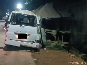 ရှမ်းပြည်နယ်၊ တာချီလိတ်မြို့နယ်၌ အရှိန်မထိန်းနိုင်ဘဲ လမ်းဘေးရှိ ဓာတ်တိုင်အား ဝင်ရောက်တိုက်မိခဲ့သည့် မော်တော်ယာဉ်၏ မှတ်တမ်းဓာတ်ပုံ။