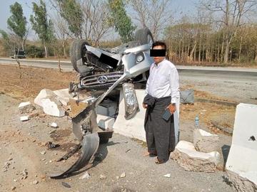 ပဲခူးတိုင်းဒေသကြီး၊ ရေတာရှည်မြို့နယ် ရန်ကုန်-မန္တလေးအမြန်လမ်းမကြီး၌ ယာဉ်တိုက်မှုဖြစ်ပွားသည့် ဖြစ်စဉ်မှ မှတ်တမ်းဓာတ်ပုံ။