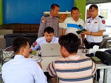 အွန်လိုင်းလိမ်လည်မှု (Telecom Fraud) လုပ်ငန်းများအား ဆက်လက်စစ်ဆေးဆောင်ရွက်လျက် ရှိပြီး တောင်ကိုးရီးယားနိုင်ငံသား တစ်ဦးအား ထပ်မံဖော်ထုတ်ထိန်းသိမ်းနိုင်ခဲ့ကာ  ပြည်နှင်နိုင်ရေး စစ်ဆေးနိုင်ခဲ့မှု မှတ်တမ်းဓာတ်ပုံ။