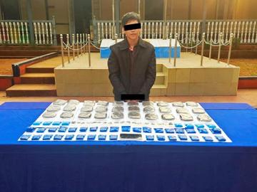 ပြစ်မှုကျူးလွန်သူအား ဖမ်းဆီးရမိသည့် မူးယစ်ဆေးဝါးများနှင့်အတူ တွေ့ရစဉ်။