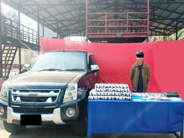 ပြစ်မှုကျူးလွန်သူအား ဖမ်းဆီးရမိသည့် မူးယစ်ဆေးဝါးများနှင့်အတူ တွေ့ရစဉ်။