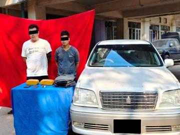 ပြစ်မှုကျူးလွန်သူများအား ဖမ်းဆီးရမိသည့် စိတ်ကြွရူးသွပ်ဆေးပြားများနှင့်အတူ တွေ့ရစဉ်။