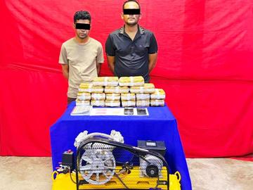 ပြစ်မှုကျူးလွန်သူများအား ဖမ်းဆီးရမိသည့် စိတ်ကြွရူးသွပ်ဆေးပြားများနှင့်အတူ တွေ့ရစဉ်။