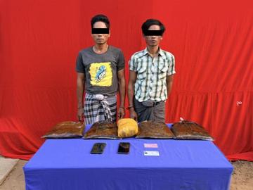 ပြစ်မှုကျူးလွန်သူများအား ဖမ်းဆီးရမိသည့် ဘိန်းစိမ်းများနှင့်အတူ တွေ့ရစဉ်။