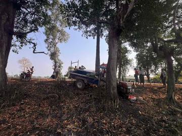 ဧရာဝတီတိုင်းဒေသကြီး၊ ကျောင်းကုန်းမြို့နယ်၌ အရှိန်မထိန်းနိုင်ဘဲ လမ်းဘေးရှိ  ထန်းပင်အား ဝင်ရောက်တိုက်မိခဲ့သည့် ထော်လာဂျီယာဉ်၏ မှတ်တမ်းဓာတ်ပုံ။