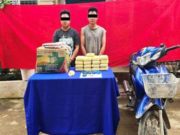 ပြစ်မှုကျူးလွန်သူများအား ဖမ်းဆီးရမိသည့် စိတ်ကြွရူးသွပ်ဆေးပြားများနှင့်အတူ တွေ့ရစဉ်။