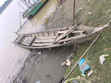 စစ်ကိုင်းတိုင်းဒေသကြီး၊ ဖောင်းပြင်မြို့နယ်၌ တိမ်းမှောက်ခဲ့သည့် စက်လှေ၏ မှတ်တမ်းဓာတ်ပုံ။