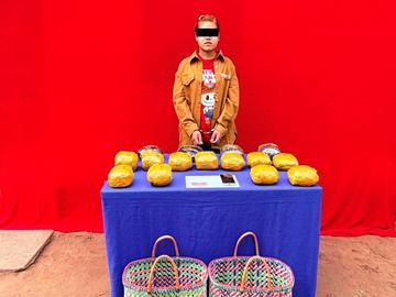 ပြစ်မှုကျူးလွန်သူအား ဖမ်းဆီးရမိသည့် ဘိန်းစိမ်းများနှင့်အတူ တွေ့ရစဉ်။